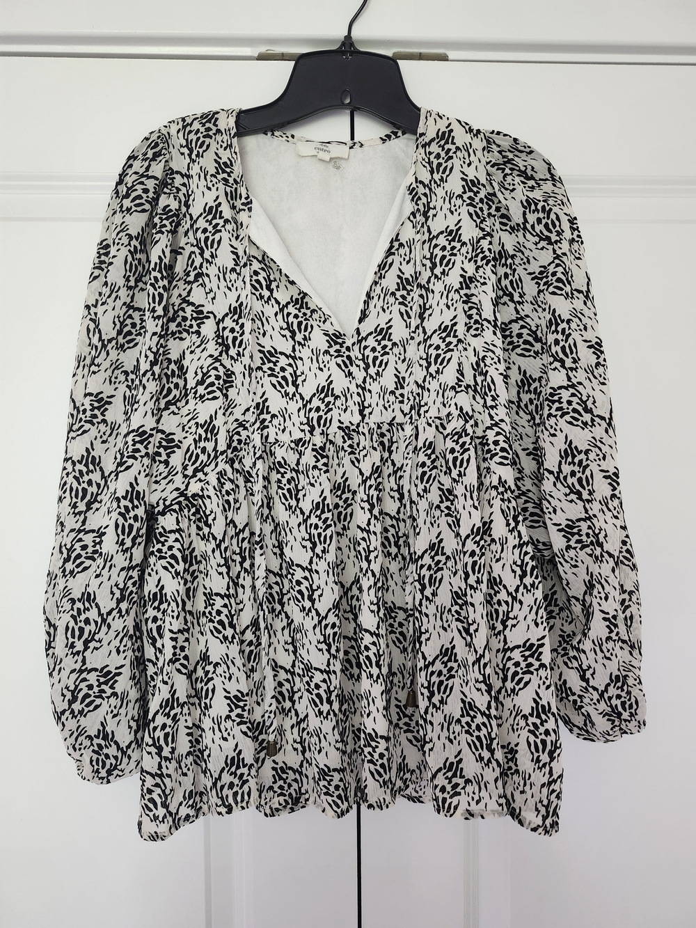 entro Black and White Printed V-Neck Tunic Blouse
